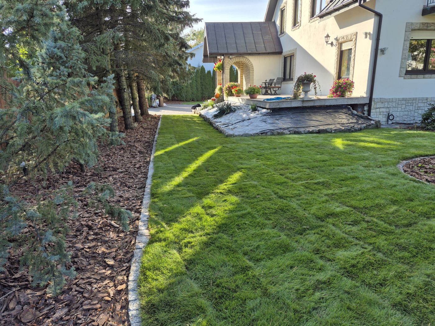 zakladanie-trawnika-otwock-trawa-z-rolki-realizacja