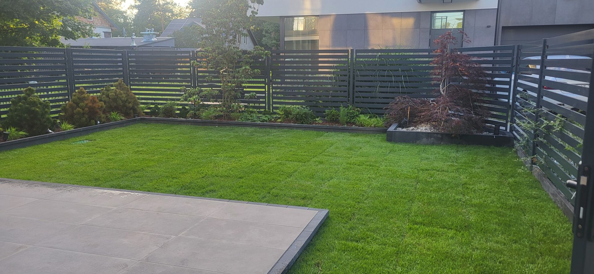 Profesjonalne_Zakadanie_Trawnikw_z_Rolki